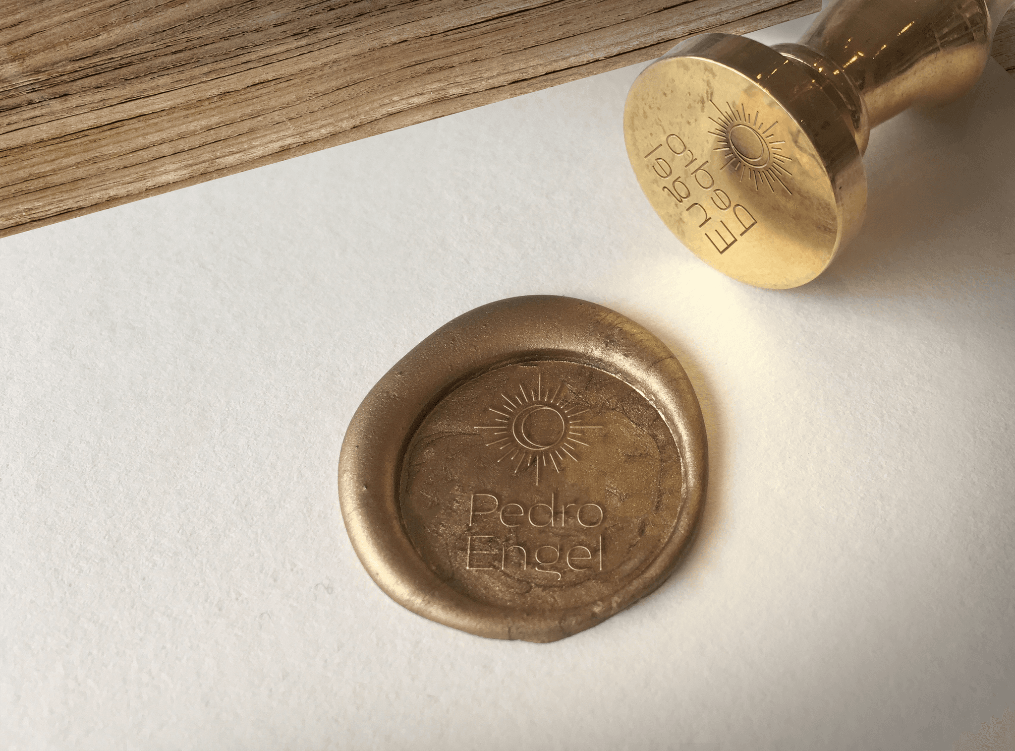Timbre con el logo de Pedro Engel
